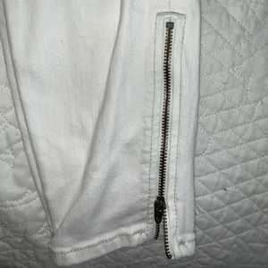 Express white skinny jeans with zipper on ankle